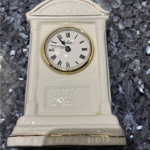 🕰️ Rare Vintage Stunning Irish Belleek White Ceramic Mantel Clock 🕰️